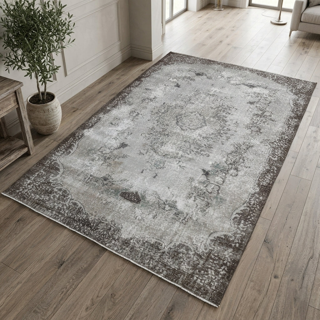 Oriental pattern on the Fundanihal vintage area rug – handmade in Anatolia, Turkey