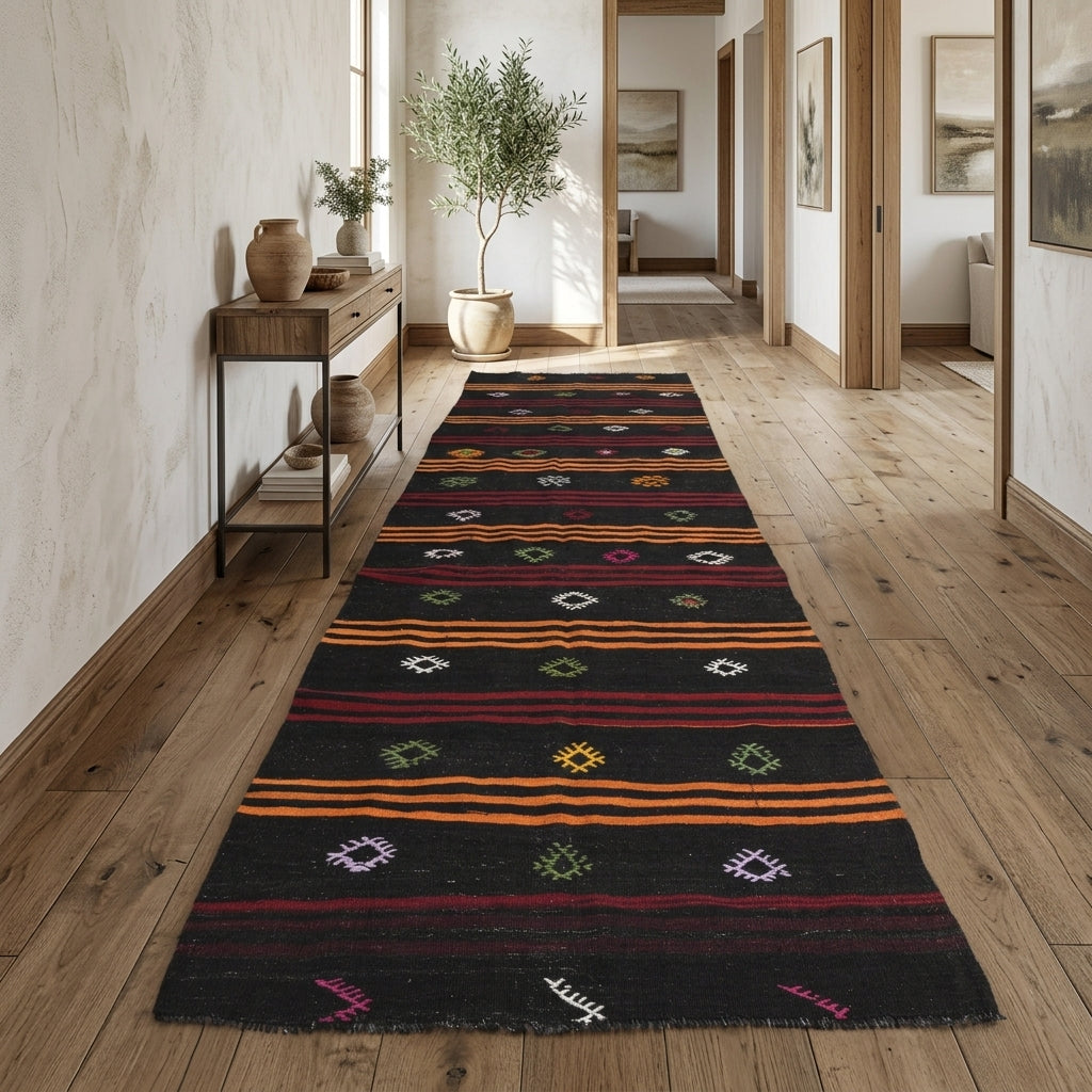 Oriental pattern on the Reyhanpare vintage kilim runner rug – handwoven flatweave in Anatolia, Turkey