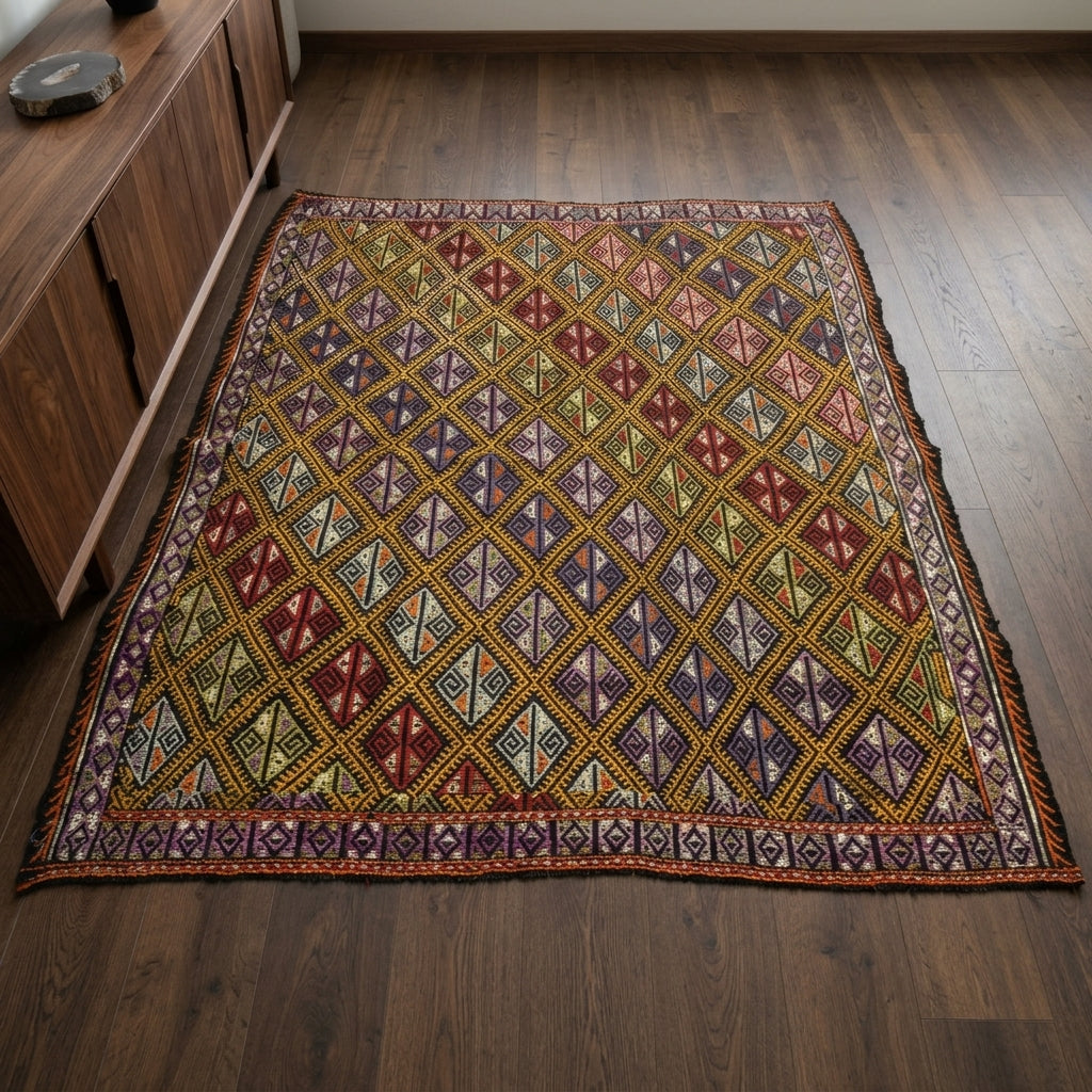 Oriental pattern on the Susever vintage kilim rug – handwoven flatweave in Anatolia, Turkey