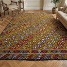 Oriental pattern on the Sosimira vintage kilim rug – handwoven flatweave in Anatolia, Turkey