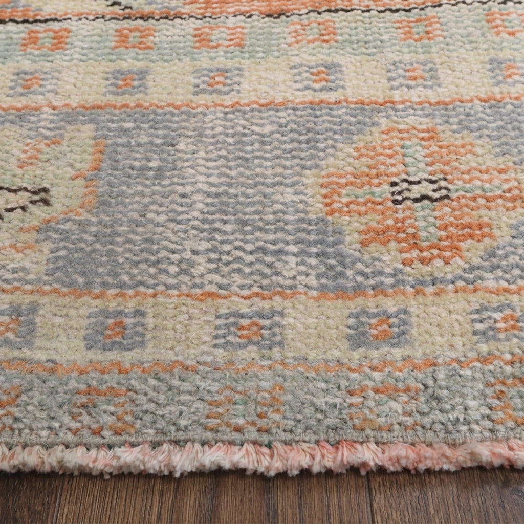 Oriental pattern on the Fundamelek vintage area rug – handmade in Anatolia, Turkey