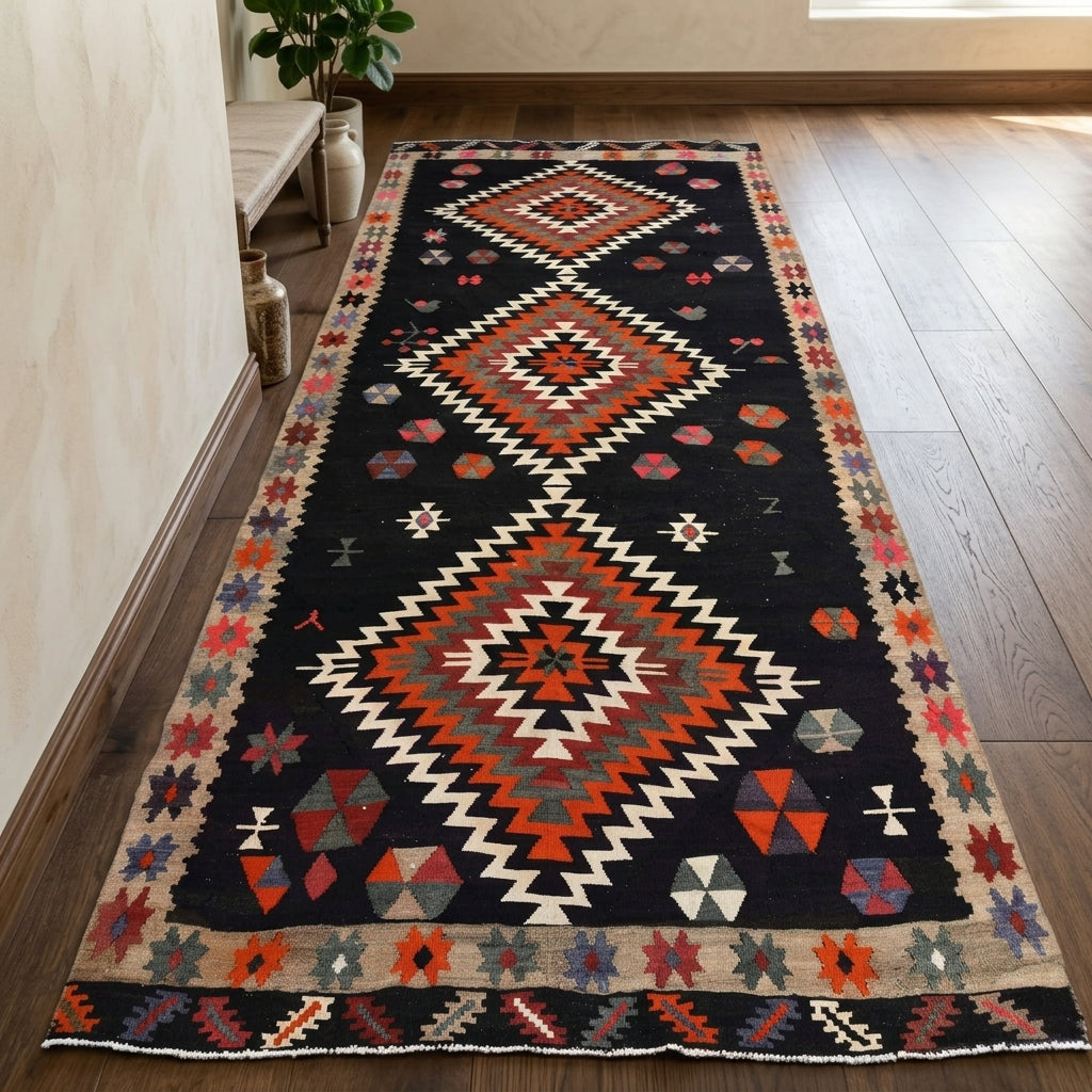 Oriental pattern on the Reyhanil vintage kilim runner rug – handwoven flatweave in Anatolia, Turkey
