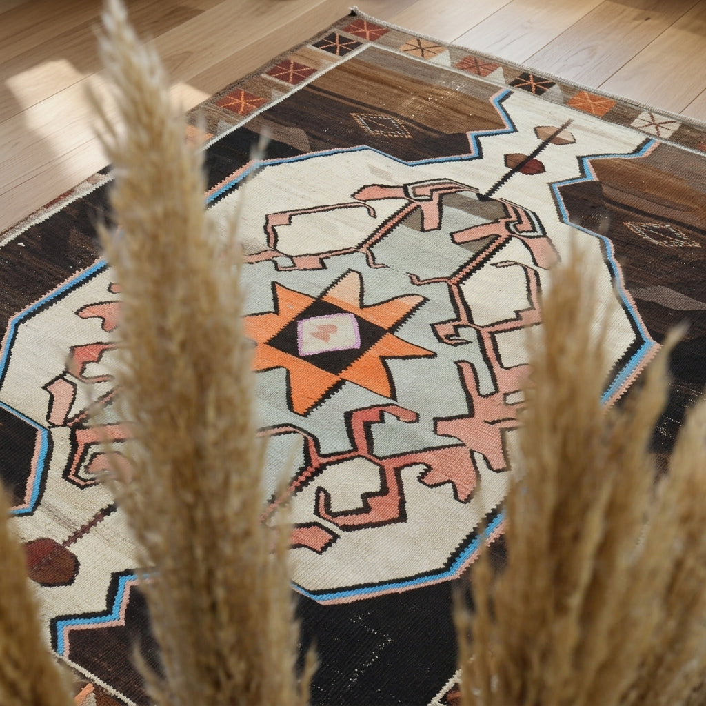 Oriental pattern on the Dilrubanaz vintage kilim rug – handwoven flatweave in Anatolia, Turkey
