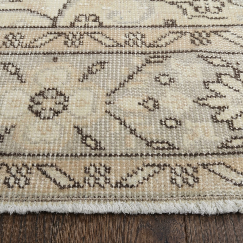 Oriental pattern on the Firuzdil vintage area rug – handmade in Anatolia, Turkey