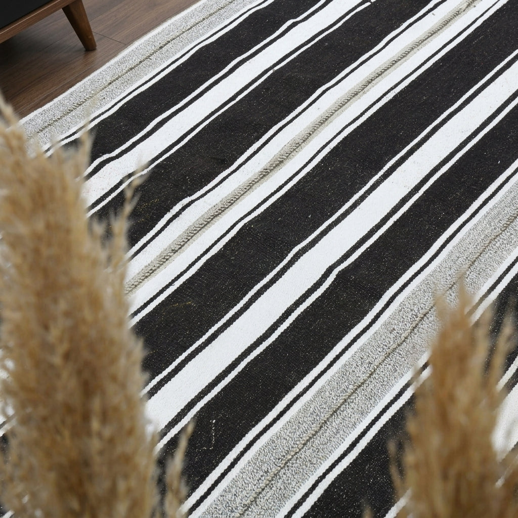 Oriental pattern on the Anthophaessa vintage kilim rug – handwoven flatweave in Anatolia, Turkey
