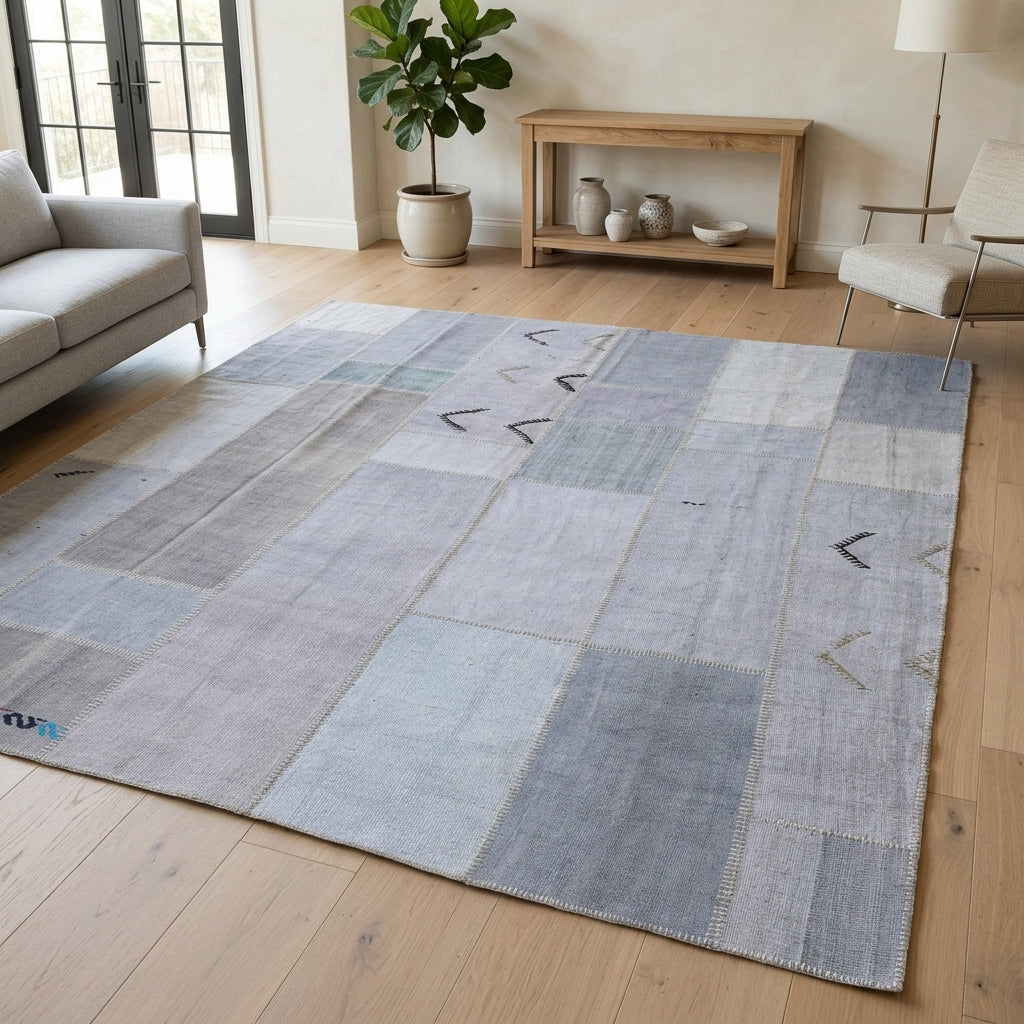 Solid pattern on the Hippophile vintage patchwork area rug – handmade in Anatolia, Turkey