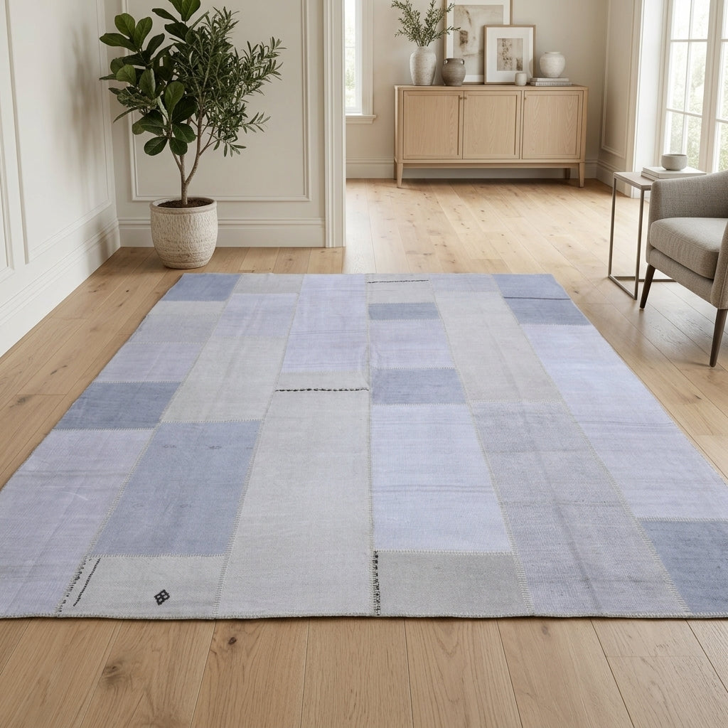 Solid pattern on the Hesperpnoe vintage patchwork area rug – handmade in Anatolia, Turkey