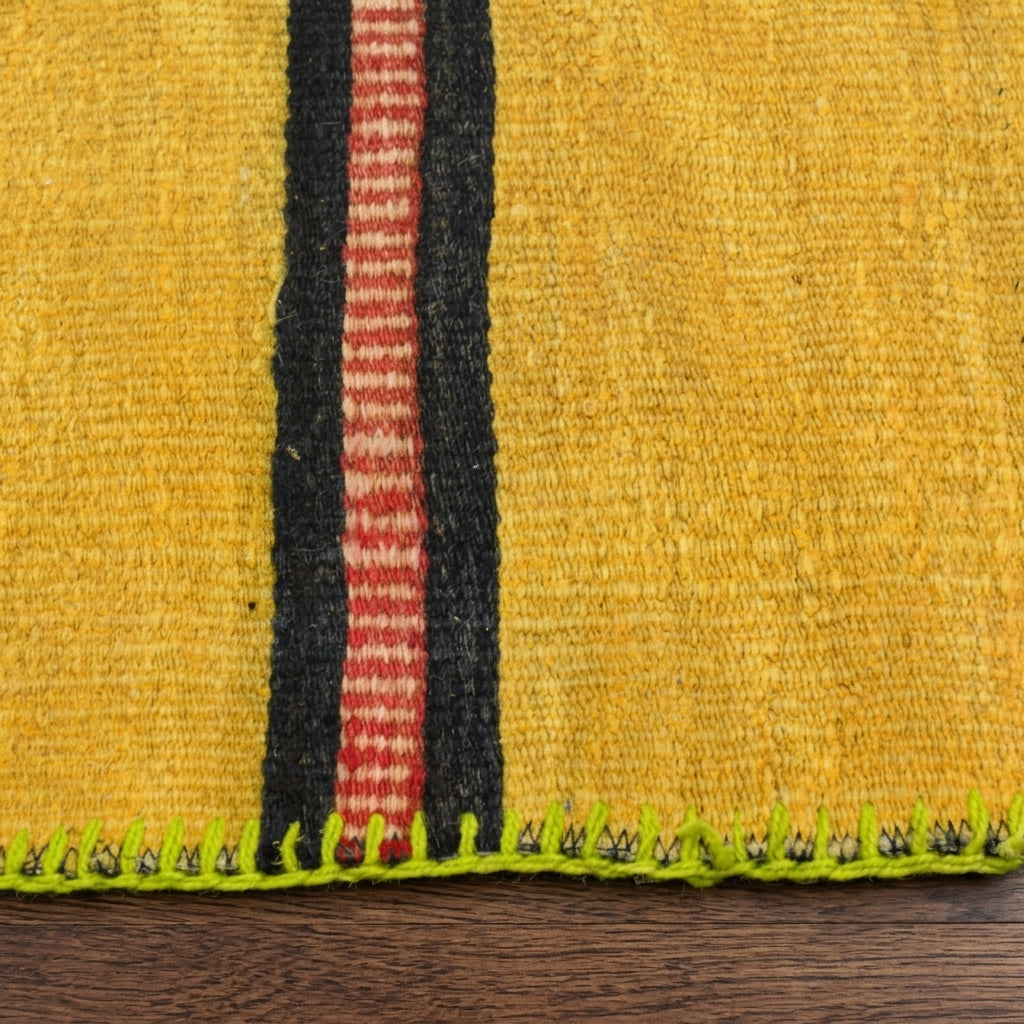Solid pattern on the Akiksultan vintage patchwork area rug – handmade in Anatolia, Turkey