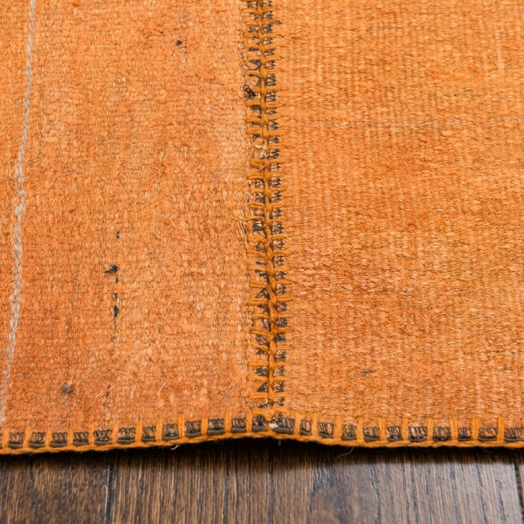 Solid pattern on the Akiksever vintage patchwork area rug – handmade in Anatolia, Turkey