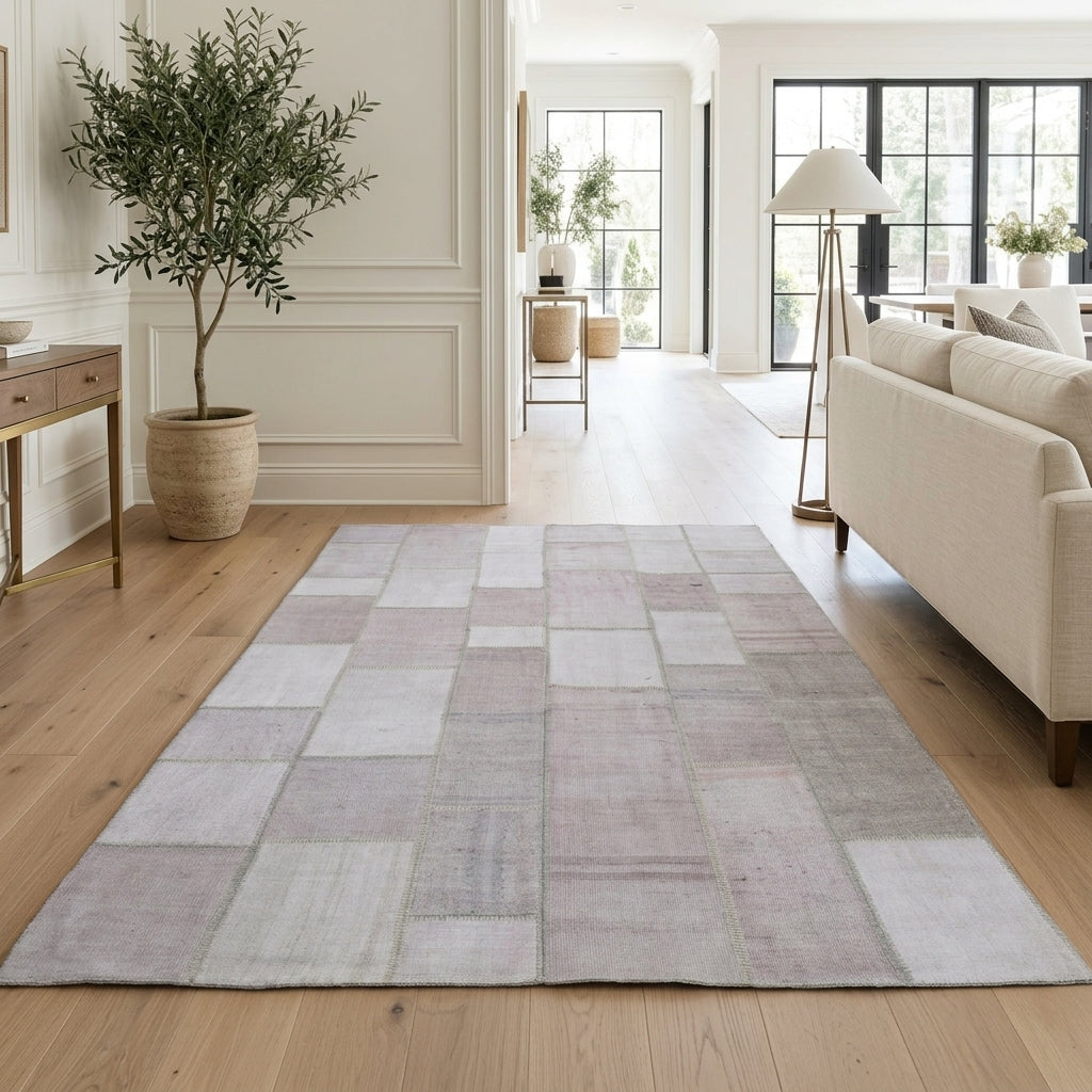 Solid pattern on the Petromelpe vintage patchwork area rug – handmade in Anatolia, Turkey