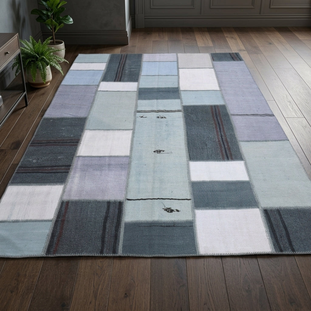 Solid pattern on the Beharsima vintage patchwork area rug – handmade in Anatolia, Turkey