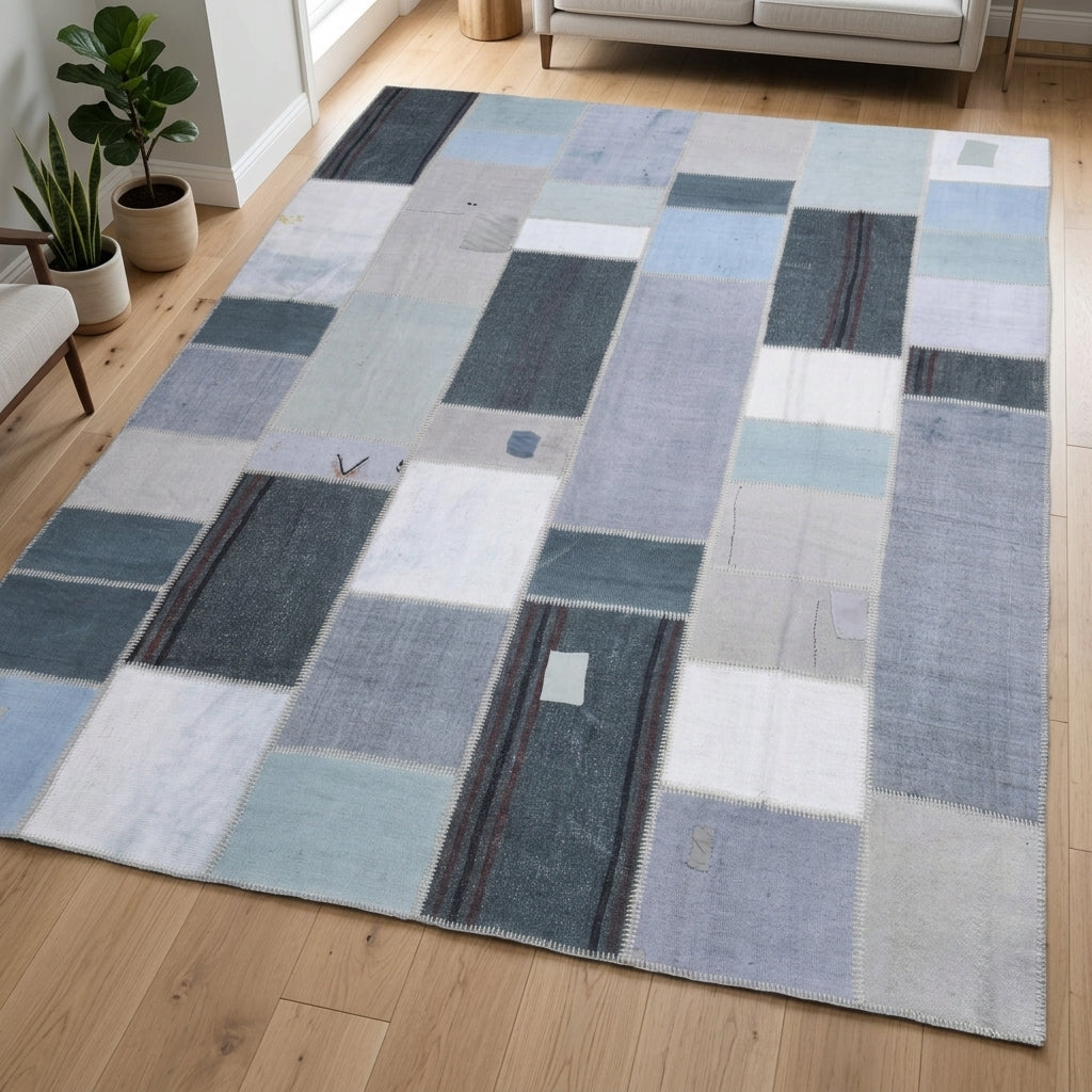 Patchwork pattern on the Charitoboule vintage patchwork area rug – handmade in Anatolia, Turkey
