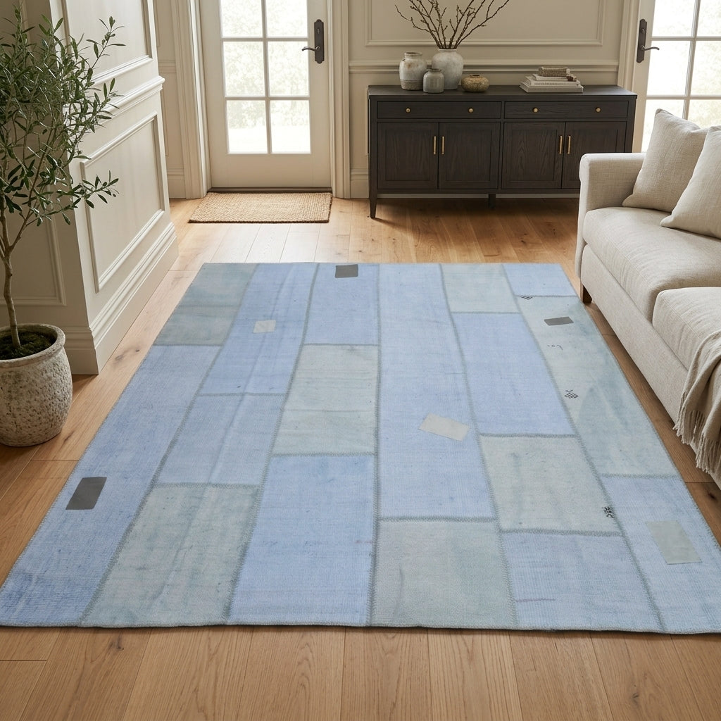Solid pattern on the Efsunur vintage patchwork area rug – handmade in Anatolia, Turkey