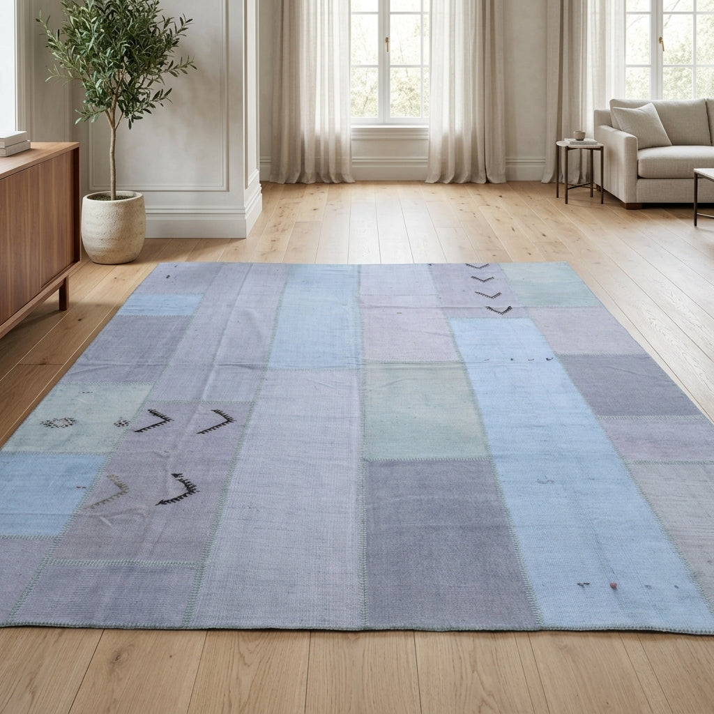 Solid pattern on the Efsunur vintage patchwork area rug – handmade in Anatolia, Turkey