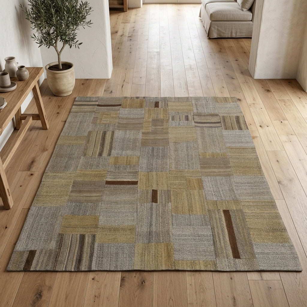 Oriental pattern on the Aristokleia vintage kilim rug – handwoven flatweave in Anatolia, Turkey