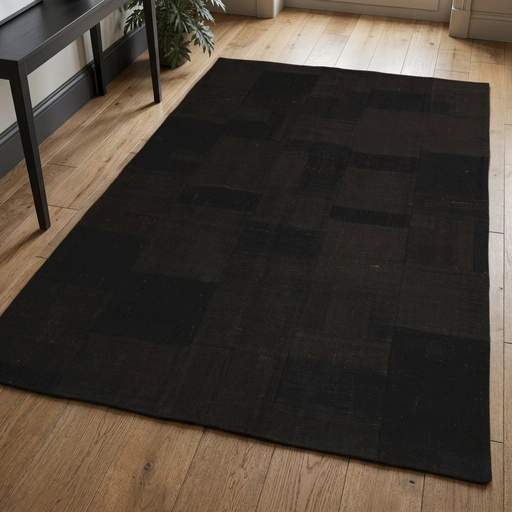 Oriental pattern on the Topraksu vintage patchwork area rug – handmade in Anatolia, Turkey