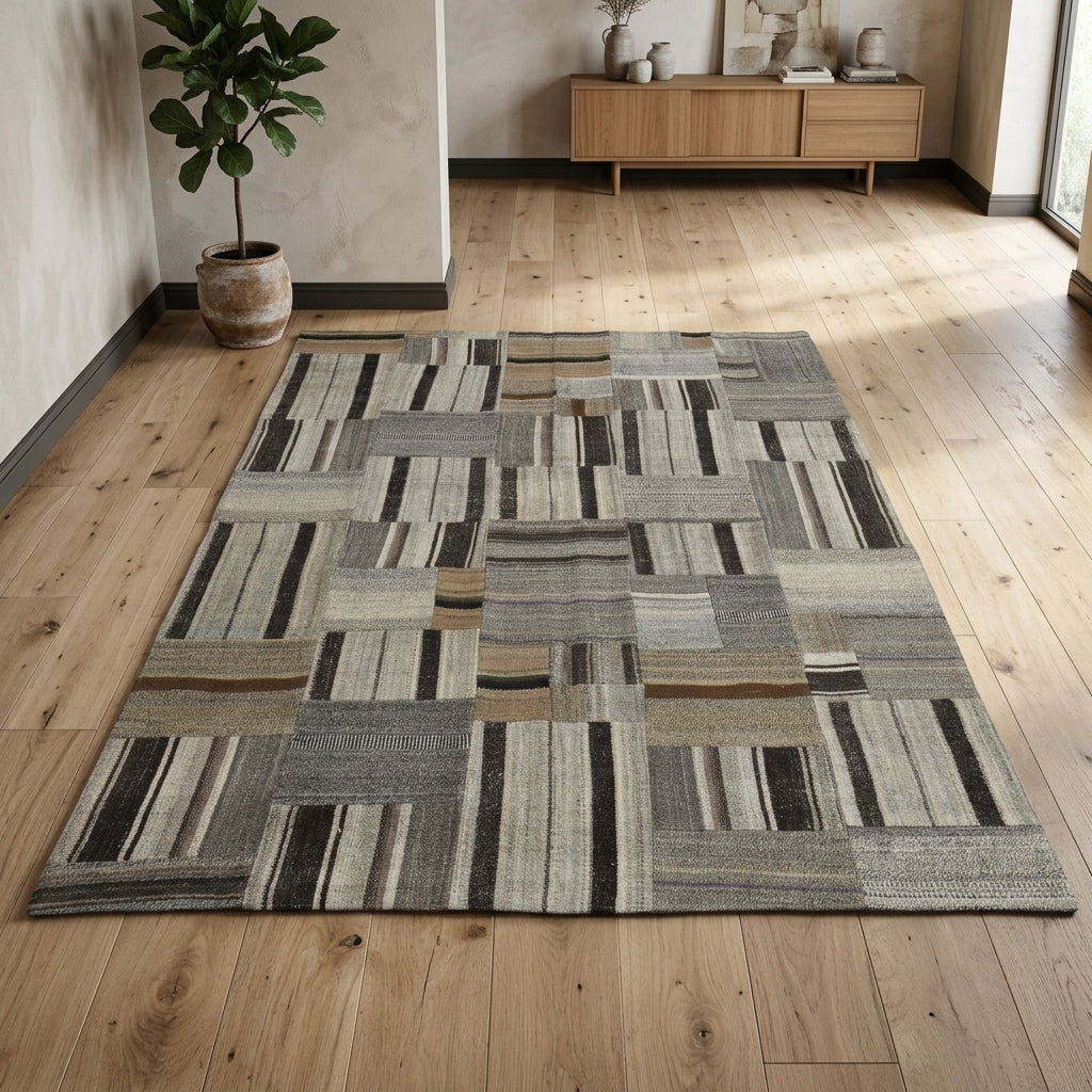 Oriental pattern on the Argyrothea vintage kilim rug – handwoven flatweave in Anatolia, Turkey