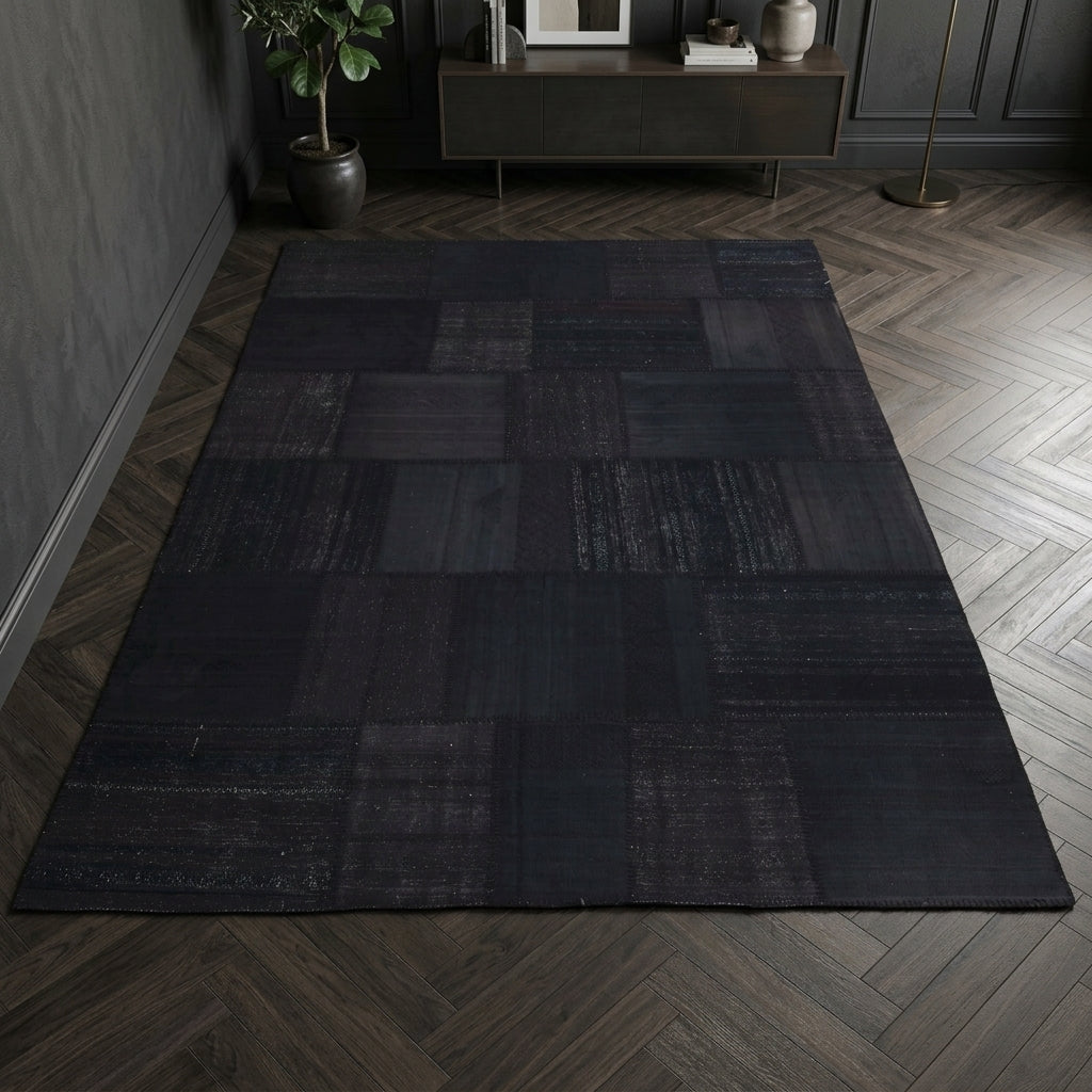 Oriental pattern on the Argyronesia vintage kilim rug – handwoven flatweave in Anatolia, Turkey