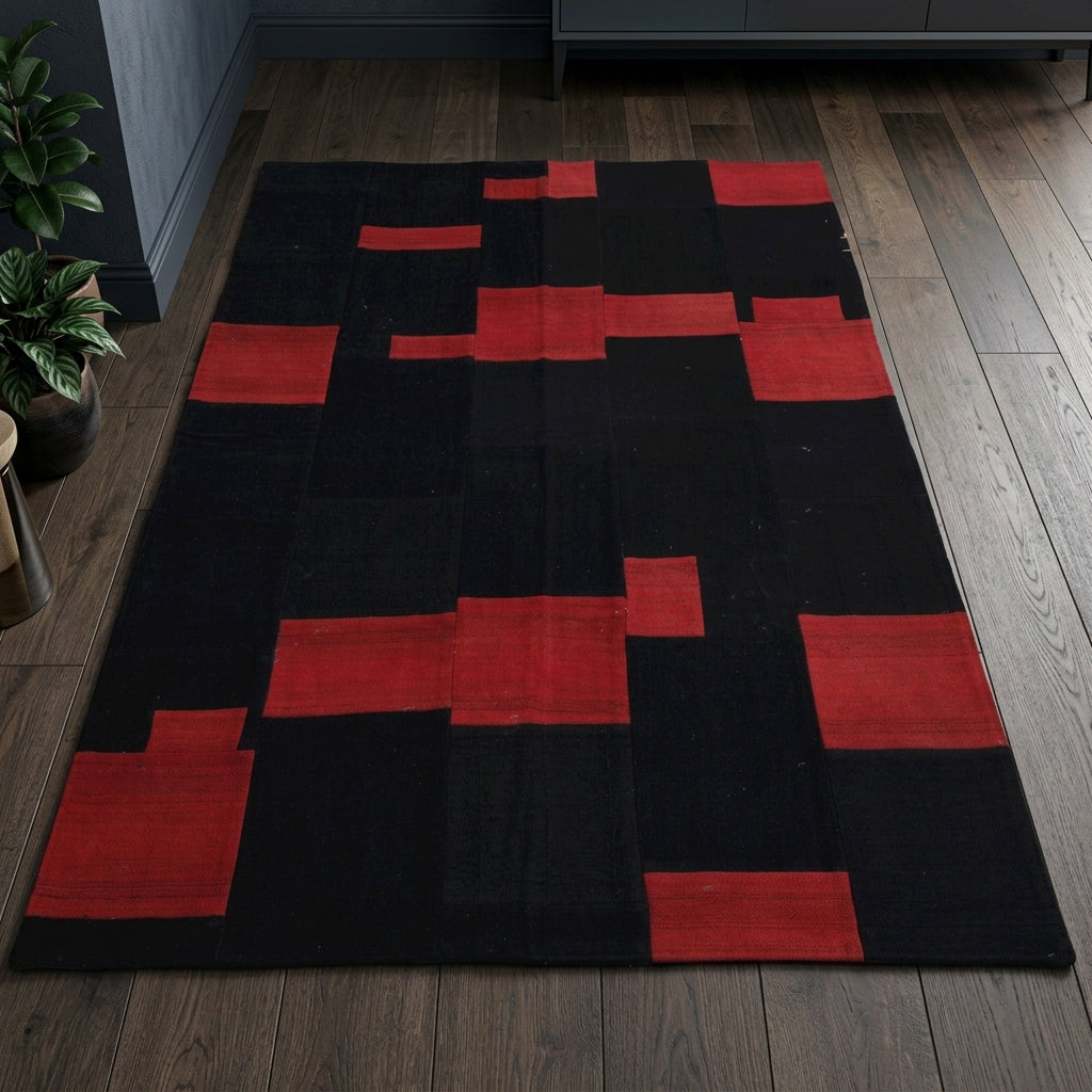 Oriental pattern on the Toprakdil vintage patchwork area rug – handmade in Anatolia, Turkey