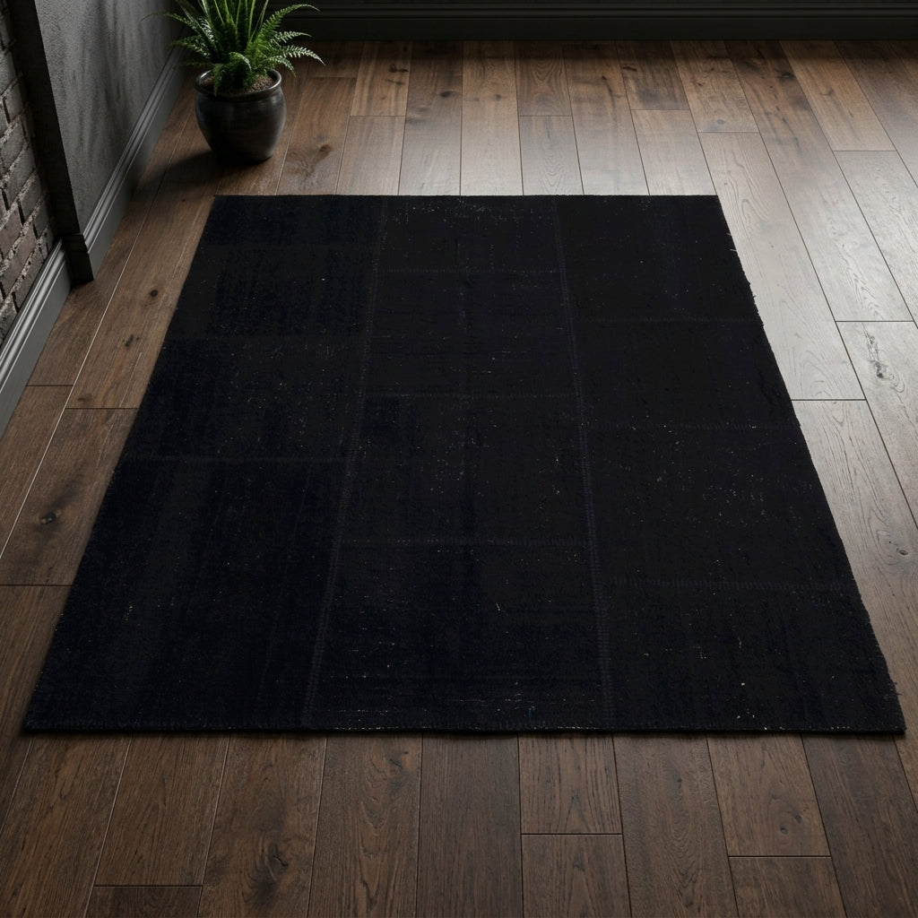 Oriental pattern on the Timorhoe vintage patchwork area rug – handmade in Anatolia, Turkey