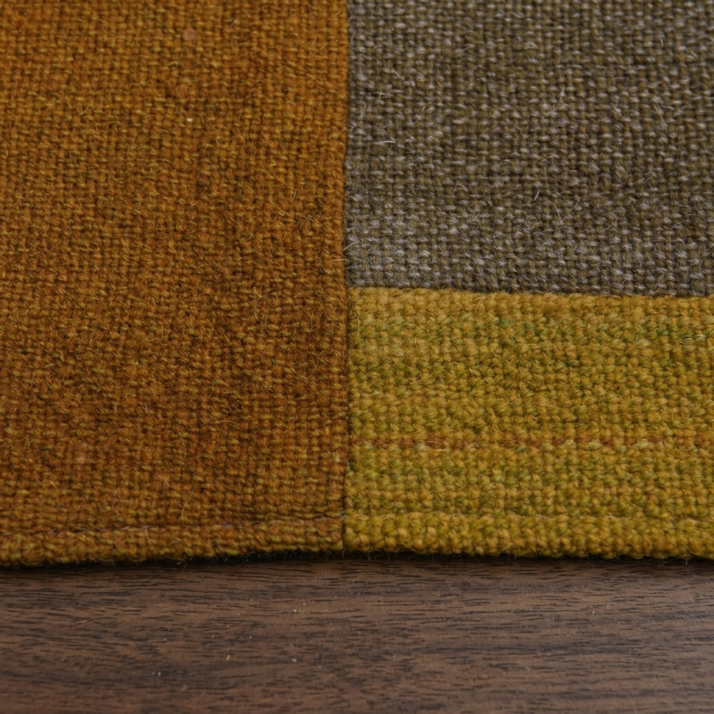 Oriental pattern on the Aretechoria vintage kilim rug – handwoven flatweave in Anatolia, Turkey