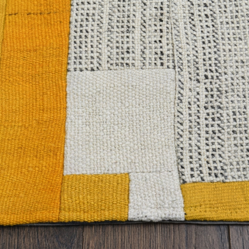 Oriental pattern on the Ardicgonca Tetris vintage kilim rug – handwoven flatweave in Anatolia, Turkey