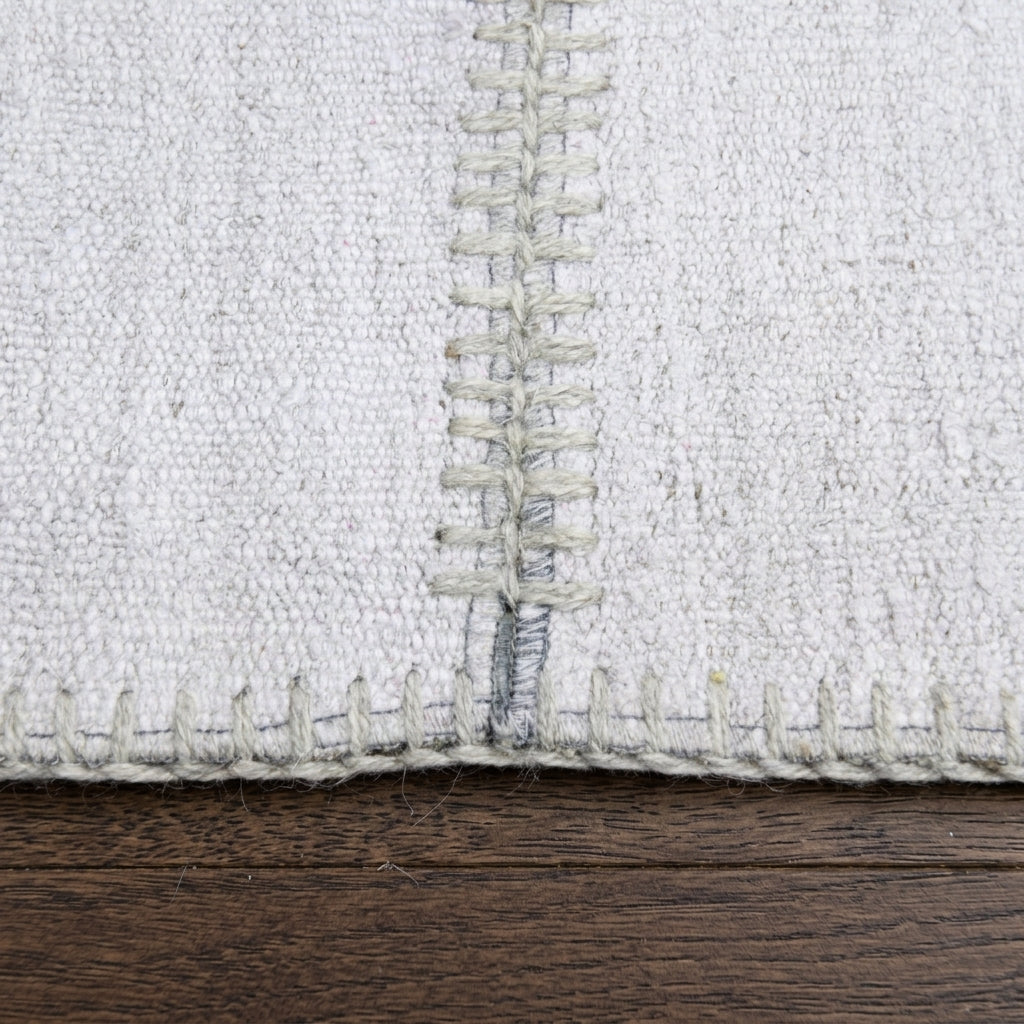 Solid pattern on the Astypalea vintage patchwork area rug – handmade in Anatolia, Turkey