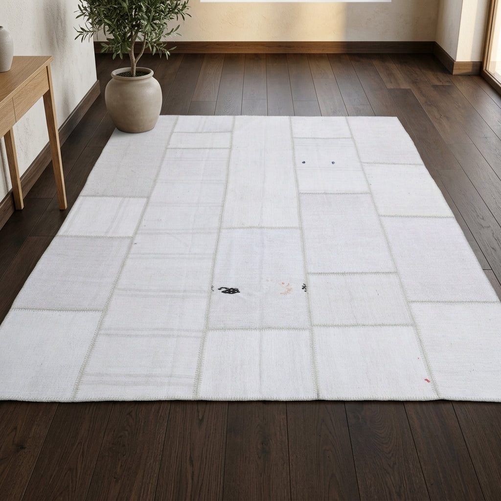 Solid pattern on the Astypalea vintage patchwork area rug – handmade in Anatolia, Turkey