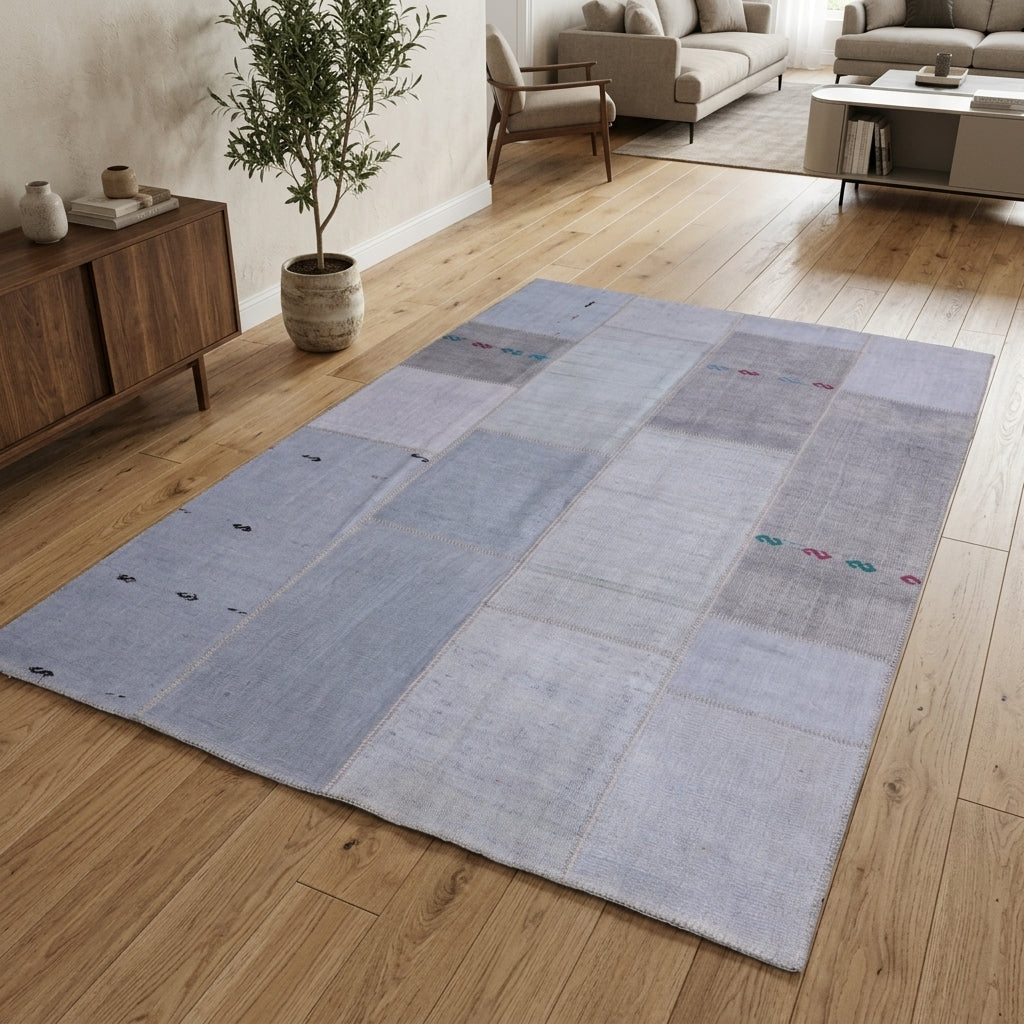 Solid pattern on the Astrakome vintage patchwork area rug – handmade in Anatolia, Turkey