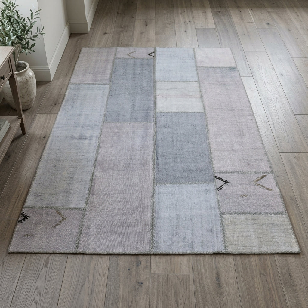 Oriental pattern on the Astrakleia vintage kilim rug – handwoven flatweave in Anatolia, Turkey