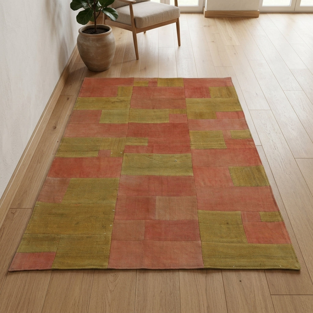 Oriental pattern on the Tsitsino vintage patchwork area rug – handmade in Anatolia, Turkey