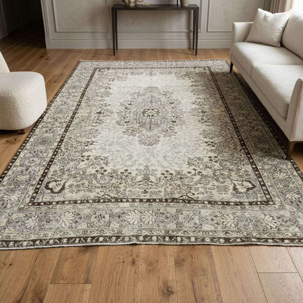 Oriental pattern on the Nusretsu vintage area rug – handmade in Anatolia, Turkey
