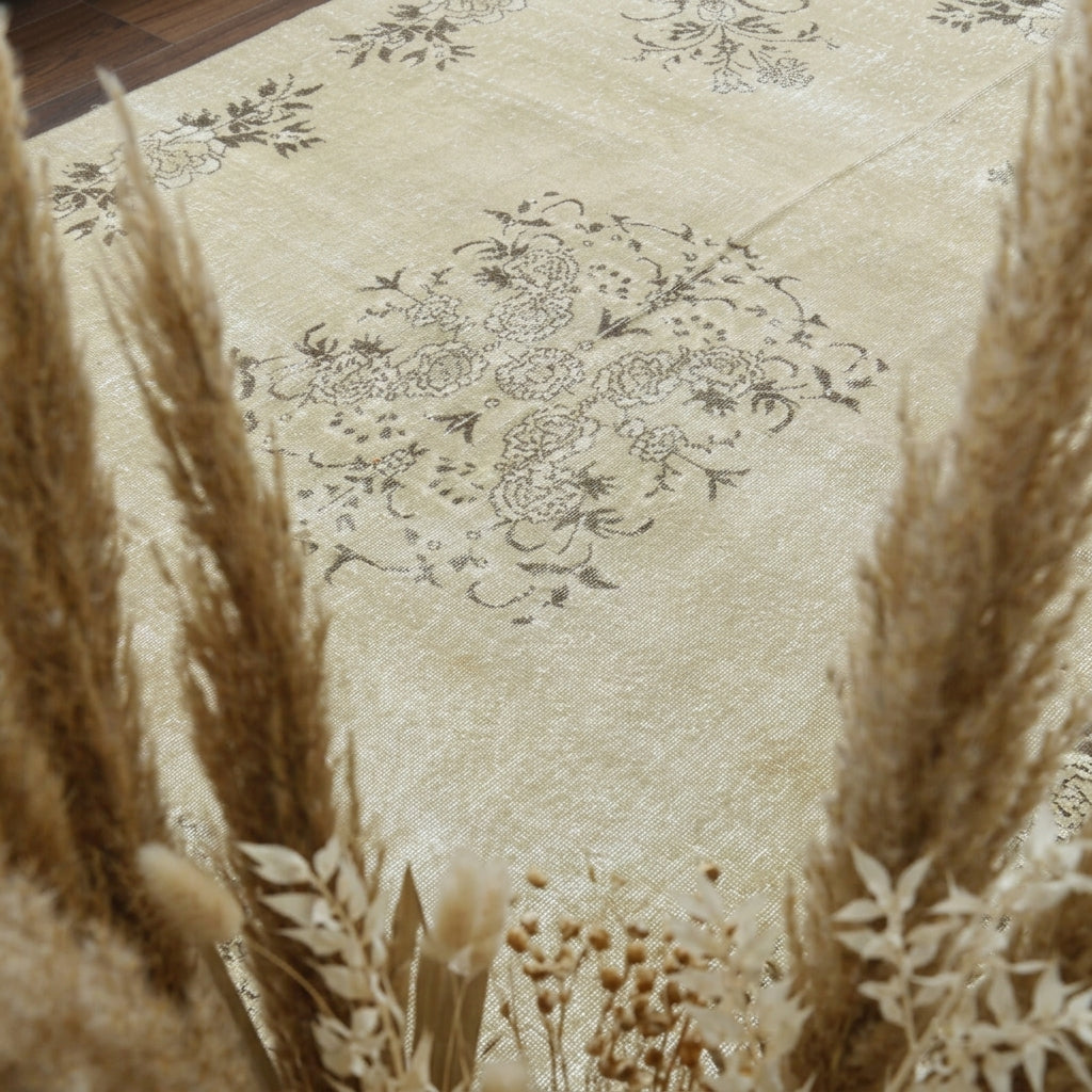 Floral pattern on the Tarabtac vintage area rug – handmade in Oushak, Turkey