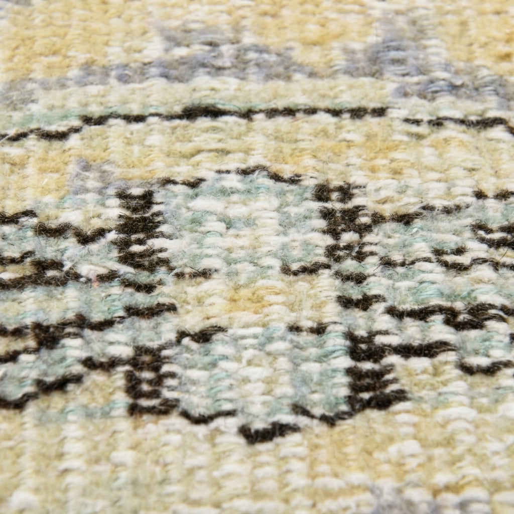 Medallion pattern on the Yeliznihal vintage area rug – handmade in Anatolia, Turkey