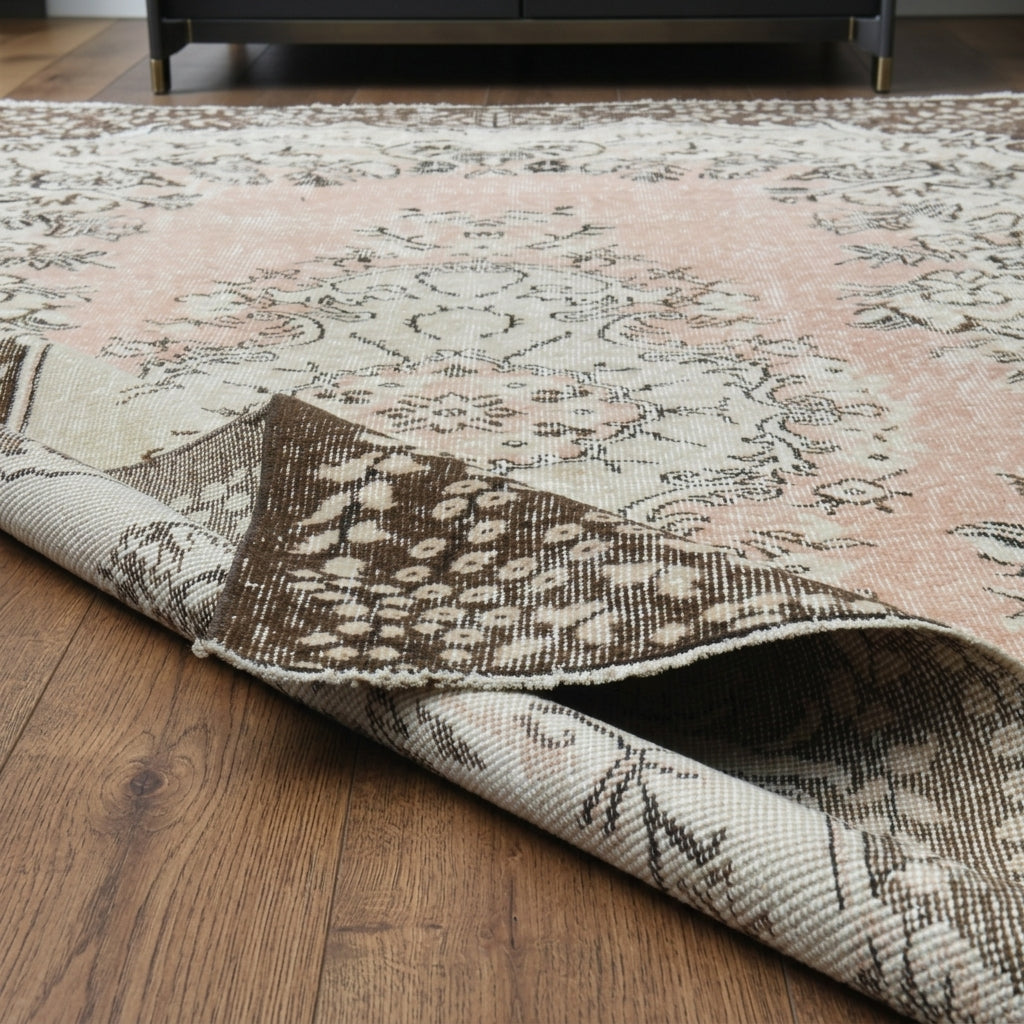 Oriental pattern on the Zeynepdeniz vintage area rug – handmade in Anatolia, Turkey