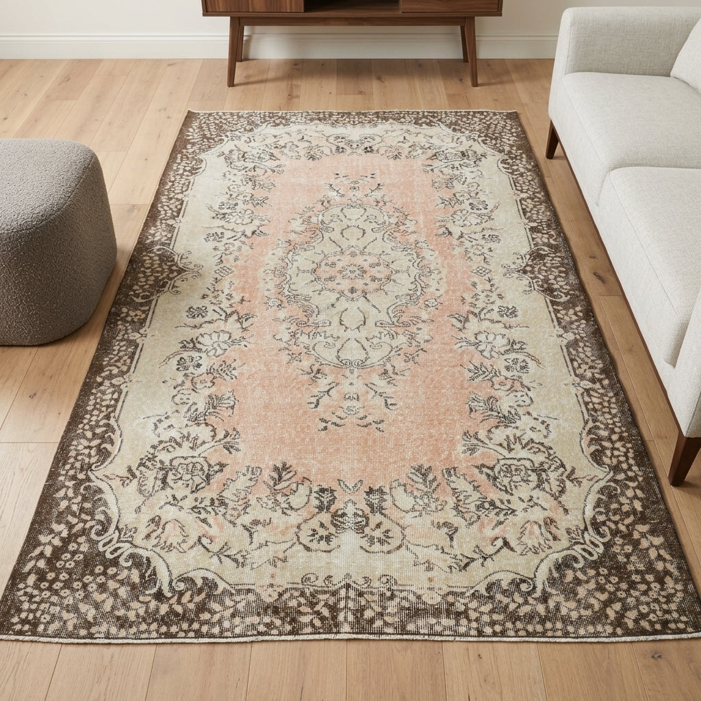 Oriental pattern on the Zeynepdeniz vintage area rug – handmade in Anatolia, Turkey