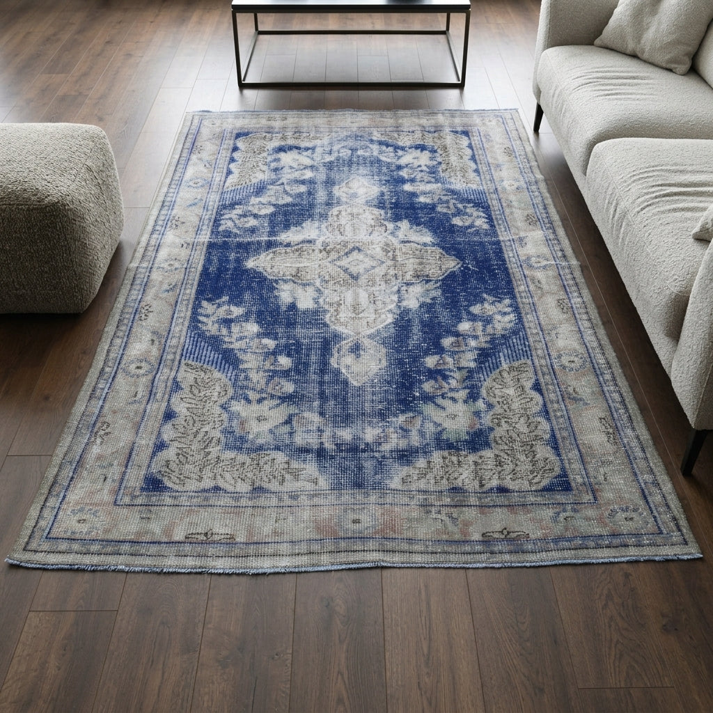 Oriental pattern on the Rusudan vintage area rug – handmade in Anatolia, Turkey
