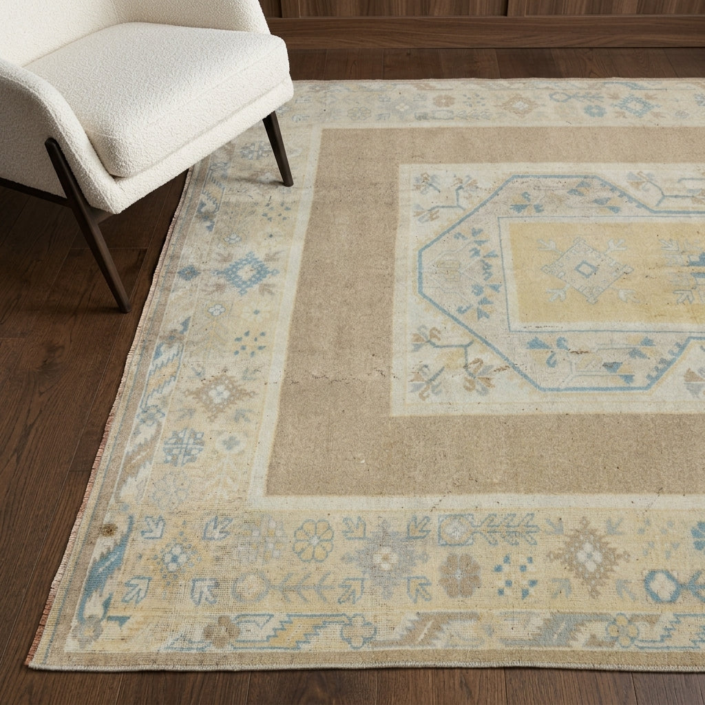 Ikat pattern on the Akiksu vintage area rug – handmade in Anatolia, Turkey