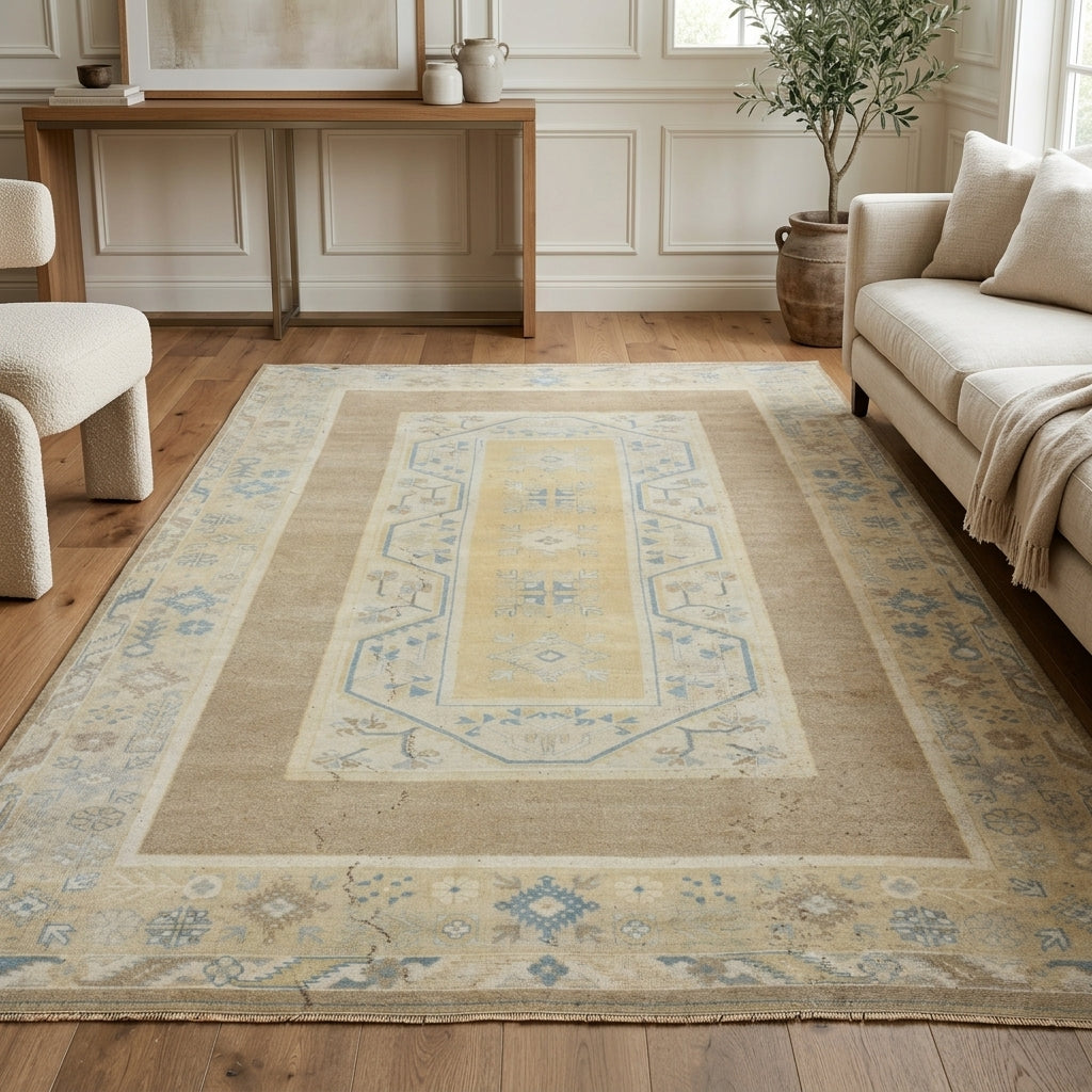 Ikat pattern on the Akiksu vintage area rug – handmade in Anatolia, Turkey