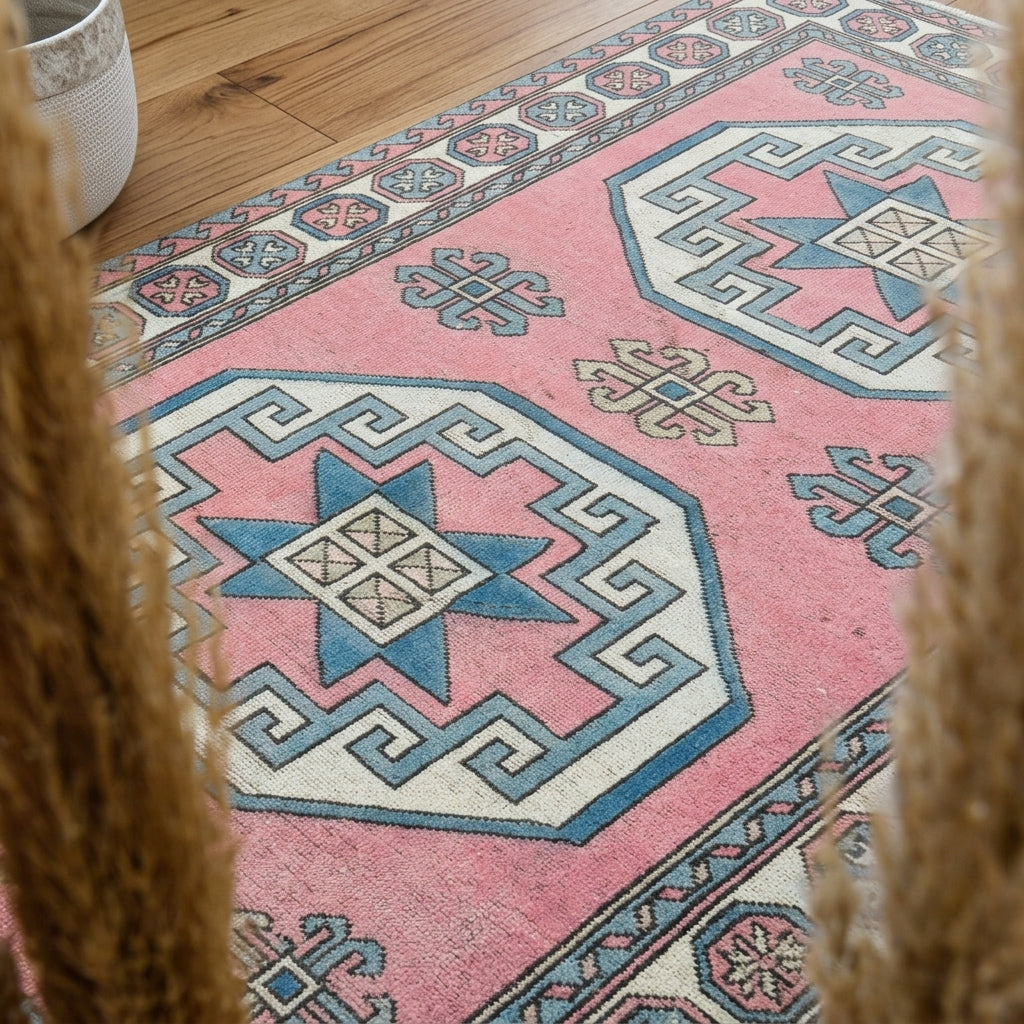 Geometric pattern on the Suzanperver vintage area rug – handmade in Anatolia, Turkey