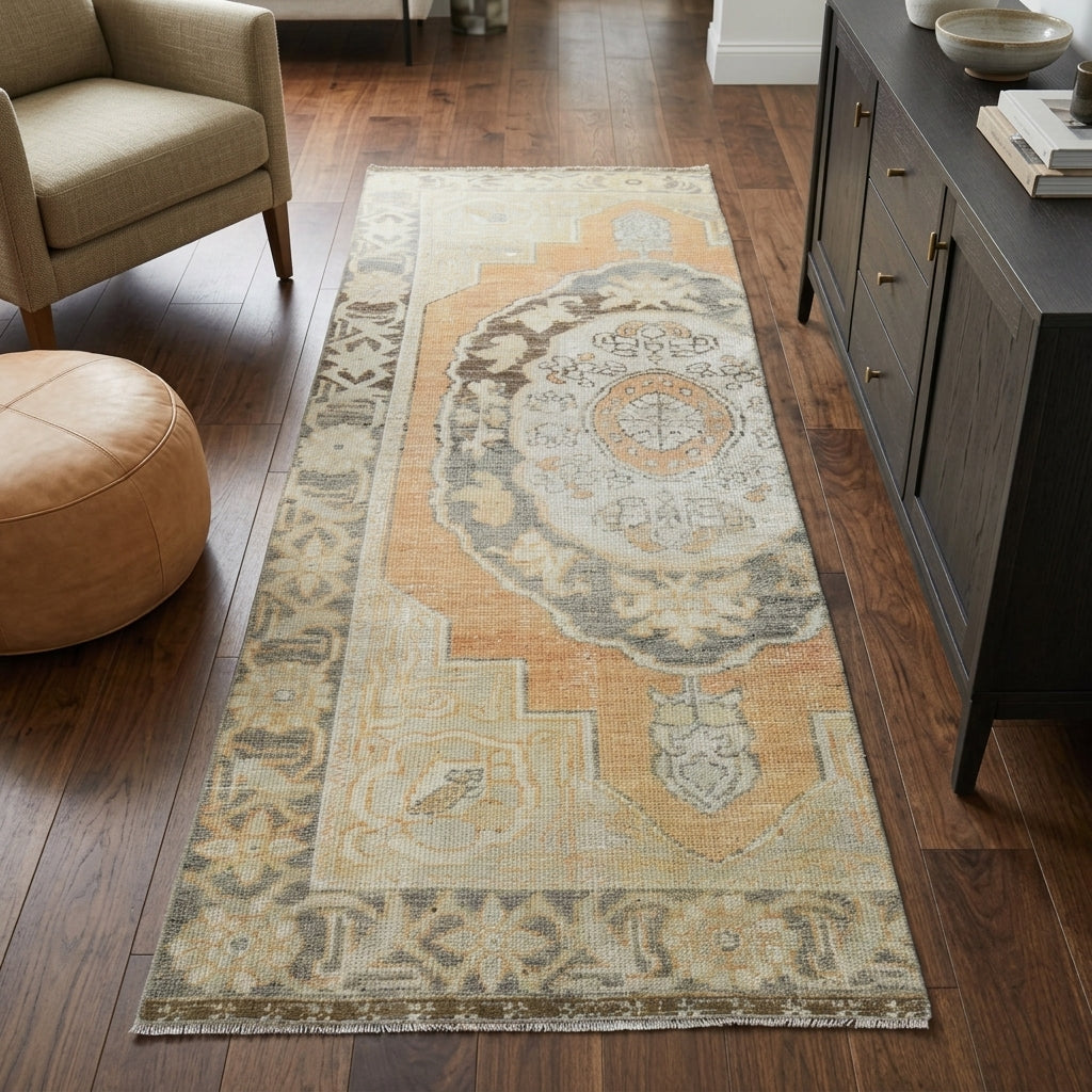 Oriental pattern on the Nezaketsu vintage runner rug – handmade in Anatolia, Turkey