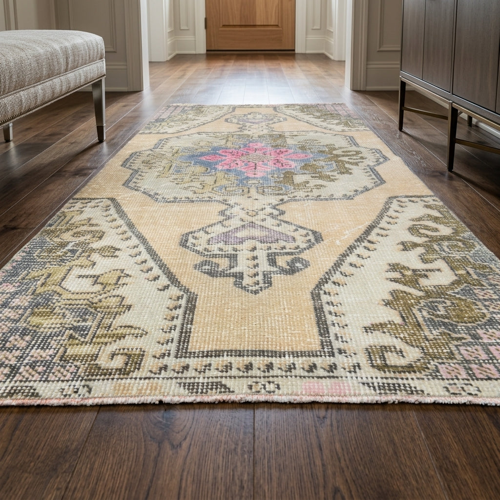 Oriental pattern on the Zerrinihal vintage area rug – handmade in Anatolia, Turkey