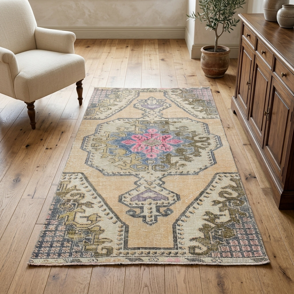 Oriental pattern on the Zerrinihal vintage area rug – handmade in Anatolia, Turkey