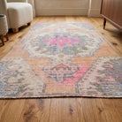 Oriental pattern on the Zernur vintage area rug – handmade in Anatolia, Turkey