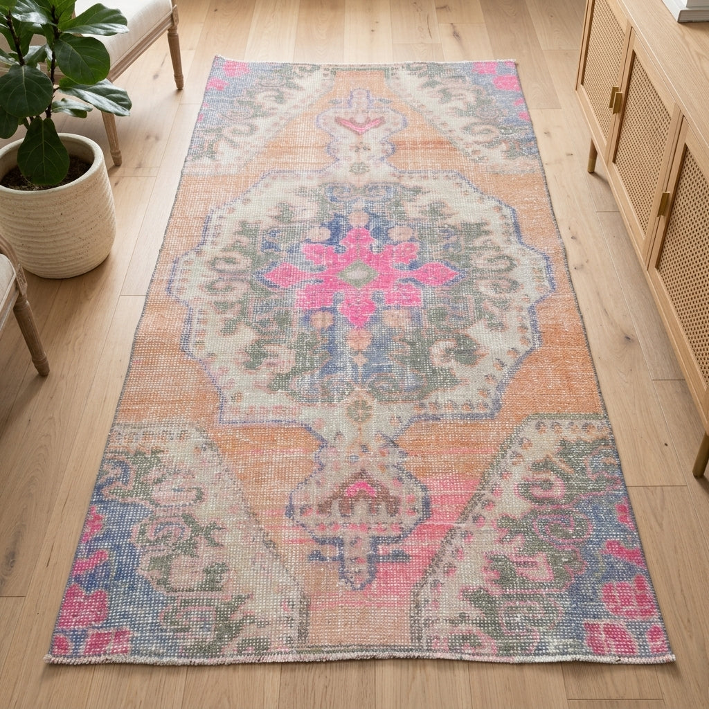 Oriental pattern on the Zernur vintage area rug – handmade in Anatolia, Turkey