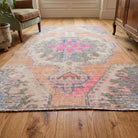 Oriental pattern on the Esentac vintage area rug – handmade in Anatolia, Turkey