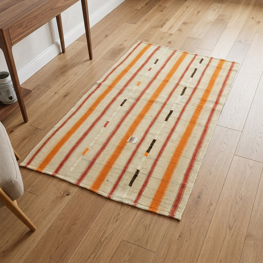 Striped pattern on the Ecefsan vintage kilim rug – handwoven flatweave in Anatolia, Turkey