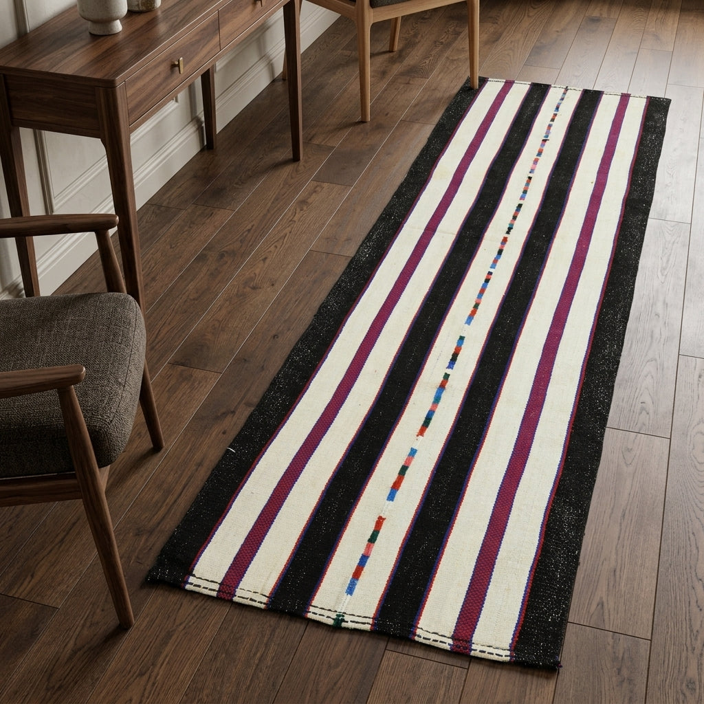 Striped pattern on the Hazanil vintage kilim runner rug – handwoven flatweave in Anatolia, Turkey