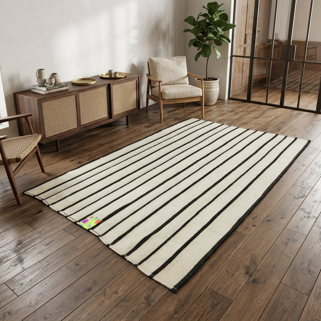 Striped pattern on the Humaperver vintage kilim rug – handwoven flatweave in Anatolia, Turkey