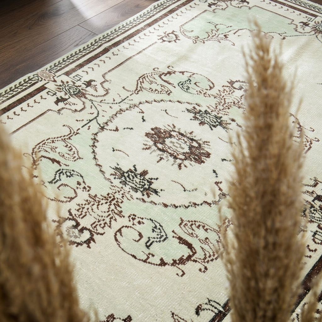 Oriental pattern on the Erasimira vintage area rug – handmade in Anatolia, Turkey